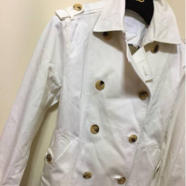 BURBERRY(バーバリー)の本物バーバリーのホワイト系トレンチコートM程度 レディースのジャケット/アウター(トレンチコート)の商品写真