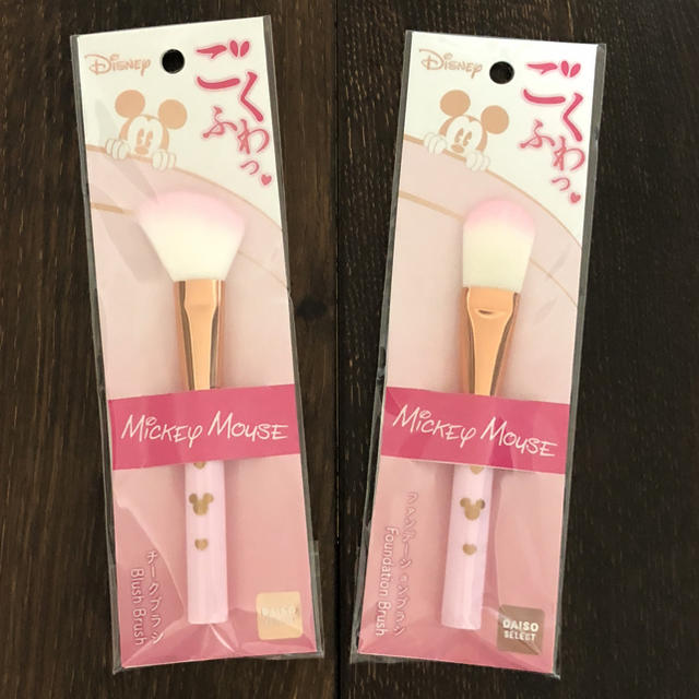 ☆DAISO☆ ミッキー メイクブラシ ２本セット コスメ/美容のキット/セット(コフレ/メイクアップセット)の商品写真