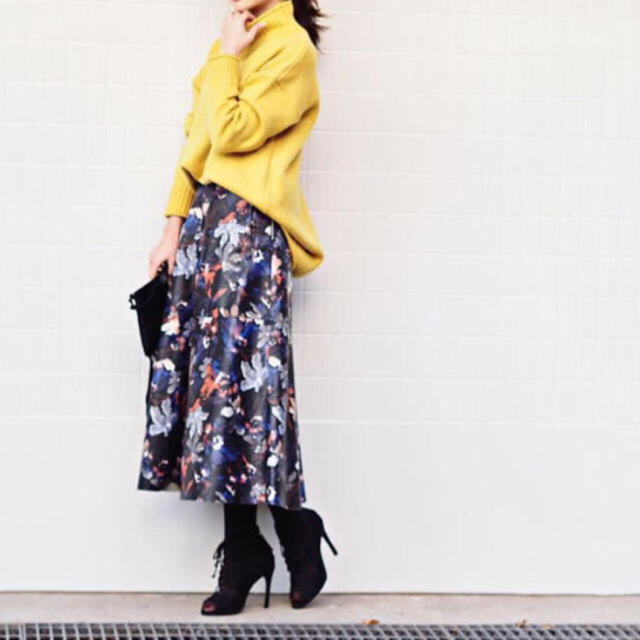 ZARA(ザラ)のZARA ザラ フェイクレザー 花柄 フラワー スカート ロングスカート XS レディースのスカート(ひざ丈スカート)の商品写真