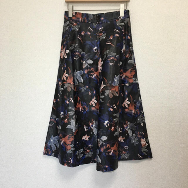 ZARA(ザラ)のZARA ザラ フェイクレザー 花柄 フラワー スカート ロングスカート XS レディースのスカート(ひざ丈スカート)の商品写真