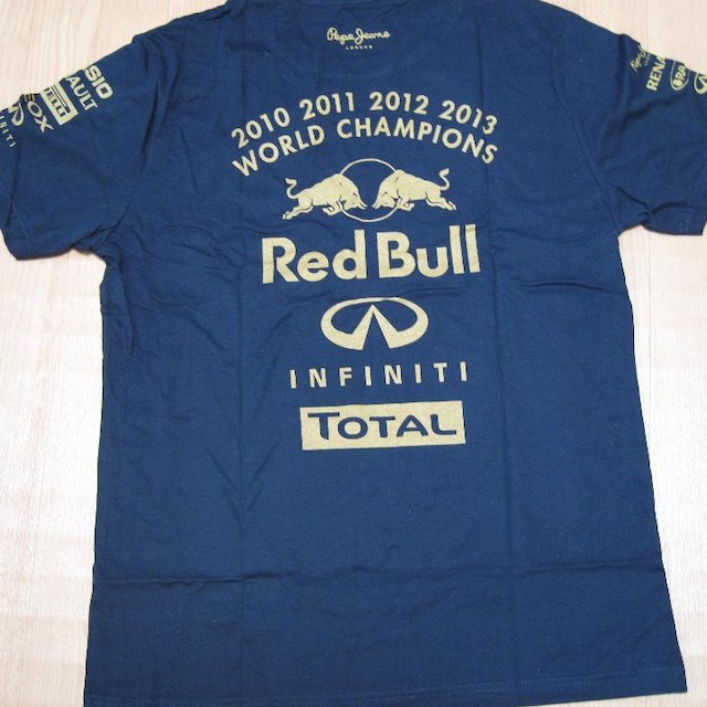 RED BULL Infiniti チーム ４年ワールドチャンピオン Tシャツ