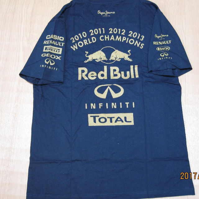 RED BULL Infiniti チーム ４年ワールドチャンピオン Tシャツ