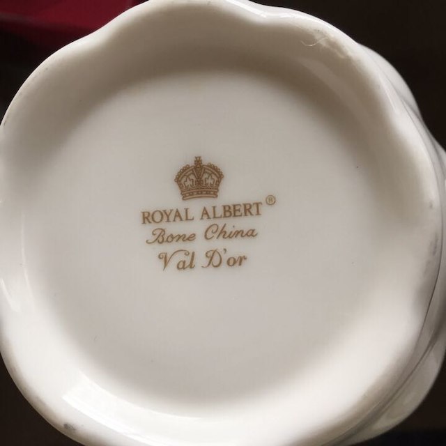 ROYAL ALBERT(ロイヤルアルバート)の値下げ❤️マグカップ＊ROIYAL ALBERT＊2客 インテリア/住まい/日用品のキッチン/食器(グラス/カップ)の商品写真