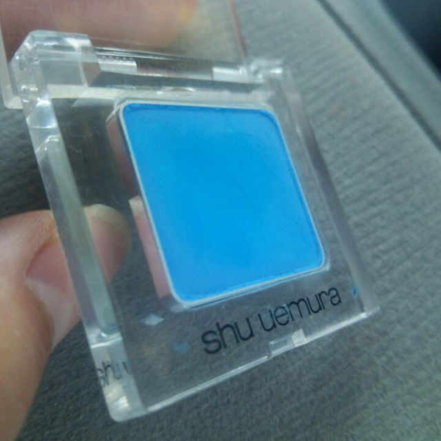 shu uemura(シュウウエムラ)のshu uemura プレスド アイシャドー ブルー 665 シュウウエムラ コスメ/美容のベースメイク/化粧品(アイシャドウ)の商品写真