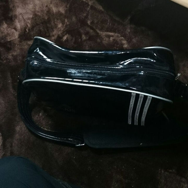 adidas(アディダス)のアディダス エナメルバッグ 黒 メンズのバッグ(ドラムバッグ)の商品写真
