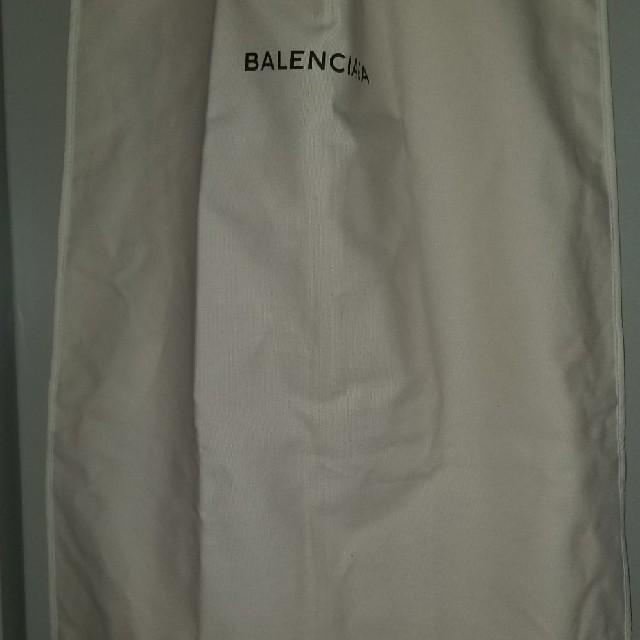 Balenciaga(バレンシアガ)のBALENCIAGAのスーツカバーハンガー付き インテリア/住まい/日用品の収納家具(押し入れ収納/ハンガー)の商品写真