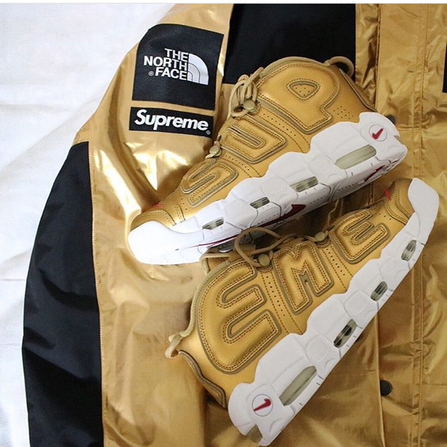 Supreme(シュプリーム)のSupreme AIR MORE UPTEMPO 金 27 メンズの靴/シューズ(スニーカー)の商品写真