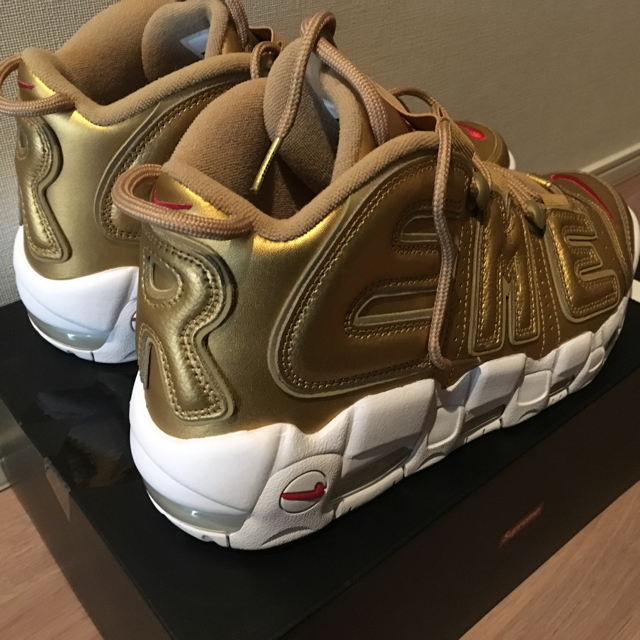 Supreme(シュプリーム)のSupreme AIR MORE UPTEMPO 金 27 メンズの靴/シューズ(スニーカー)の商品写真