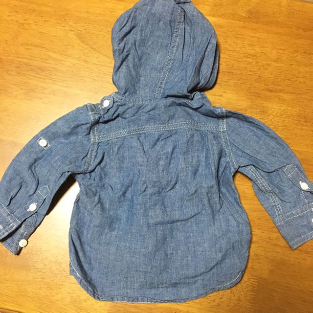 babyGAP(ベビーギャップ)のベビーギャップ☆フード付デニムシャツ 12-80month キッズ/ベビー/マタニティのベビー服(~85cm)(その他)の商品写真