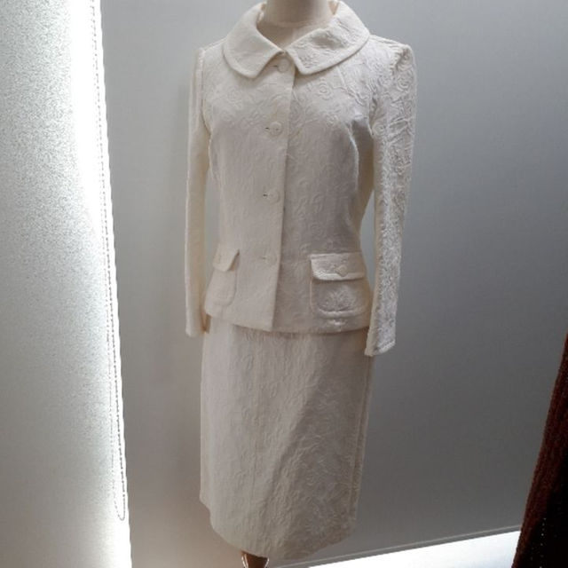 FRANCO FERRARO(フランコフェラーロ)のFRANCO FERRARO　希少な花柄刺繍生地の純白スーツ　size2 レディースのフォーマル/ドレス(スーツ)の商品写真