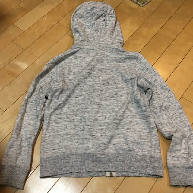 UNIQLO(ユニクロ)のUNIQLO 130cmジップパーカー キッズ/ベビー/マタニティのキッズ服男の子用(90cm~)(Tシャツ/カットソー)の商品写真