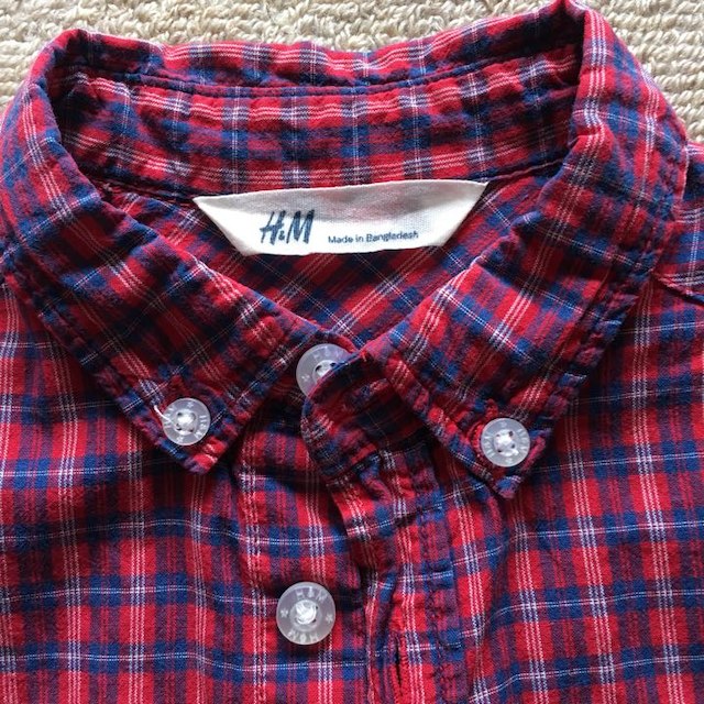 H&M(エイチアンドエム)の100㎝ H&M 赤チェックシャツ キッズ/ベビー/マタニティのキッズ服男の子用(90cm~)(Tシャツ/カットソー)の商品写真