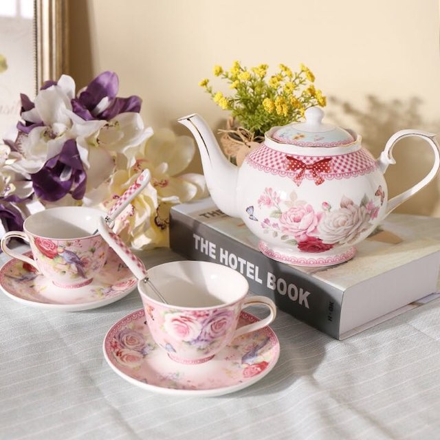 上品ティーカップ&ソーサー 4客セット 花柄.北欧.陶器.食器 上品ティーカップ&ソーサー 4客セット 花柄.北欧.陶器.食器