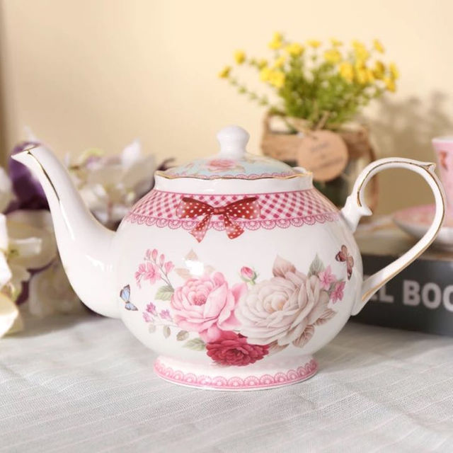 上品ティーカップ&ソーサー 4客セット 花柄.北欧.陶器.食器 上品ティーカップ&ソーサー 4客セット 花柄.北欧.陶器.食器