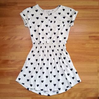 フォーエバートゥエンティーワン(FOREVER 21)の130㎝ フォーエバー21 カットソーワンピース ハート柄(ワンピース)
