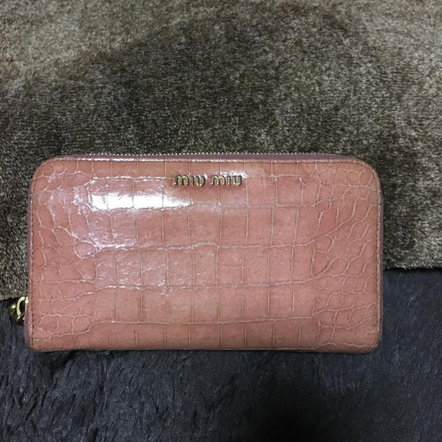 miumiu(ミュウミュウ)のMIUMIU サーモンピンク 中古 長財布 メンズのファッション小物(長財布)の商品写真