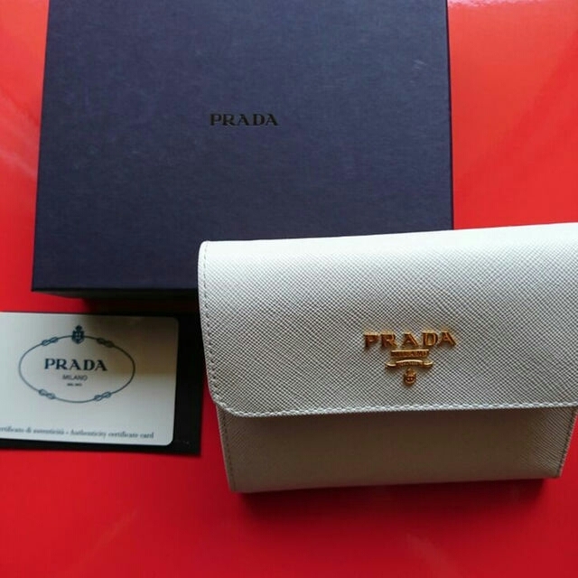 PRADA(プラダ)の未使用！！PRADAのお財布 コンパクト プラダの折り畳み 新品 レディースのファッション小物(財布)の商品写真