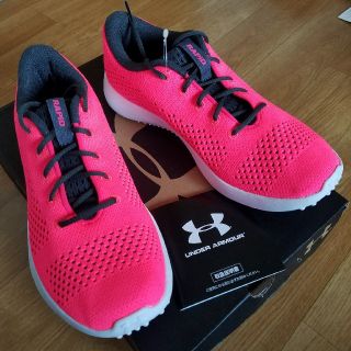 アンダーアーマー(UNDER ARMOUR)の【黒ピンクでおしゃれに】アンダーアーマー トレーニングシューズ 22.5cm(シューズ)