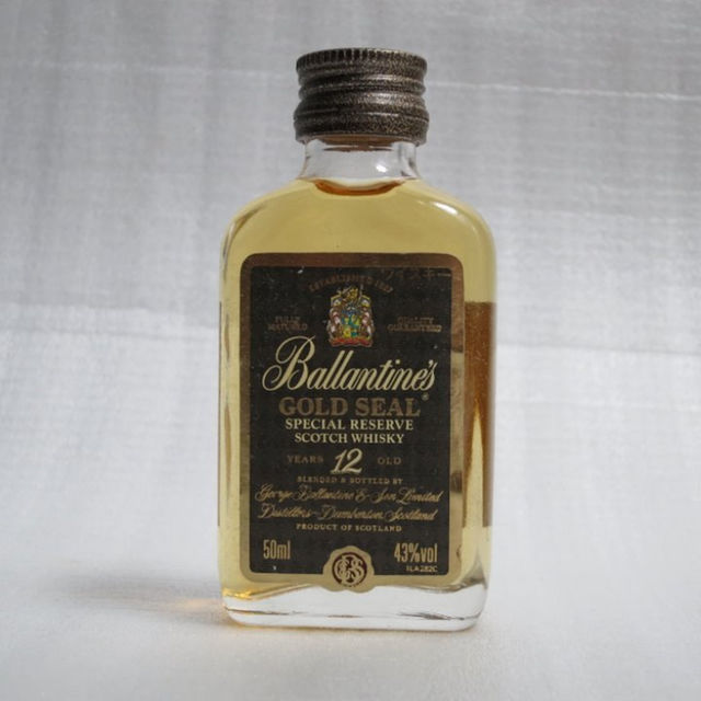 ブレンドウヰスキーBallantines GOLD SEAL 12年ミニボトルの ブレンドウヰスキーBallantines GOLD SEAL 12年ミニボトルの