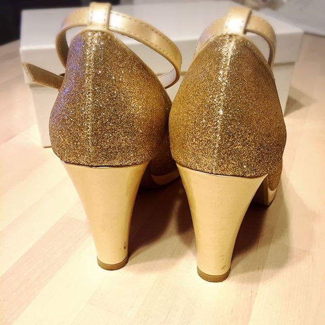 美品✩︎⡱ラメグリッターパンプス〈ゴールド〉パラダイスピクニック 結婚式　 レディースの靴/シューズ(ハイヒール/パンプス)の商品写真