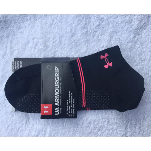 UNDER ARMOUR(アンダーアーマー)の新品 グリップ付ソックス アーマーグリップ ノーショウソックス(ピンク系) レディースのレッグウェア(ソックス)の商品写真