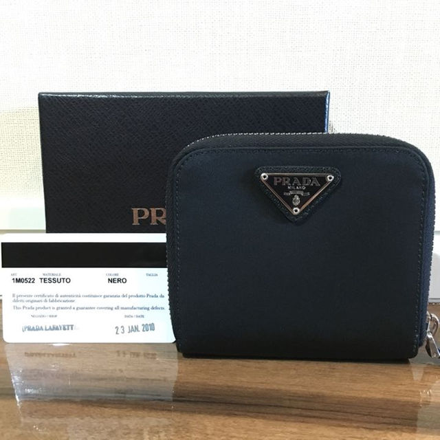 PRADA(プラダ)の★ちさ様専用★プラダ ナイロン二つ折り財布 ブラック レディースのファッション小物(財布)の商品写真