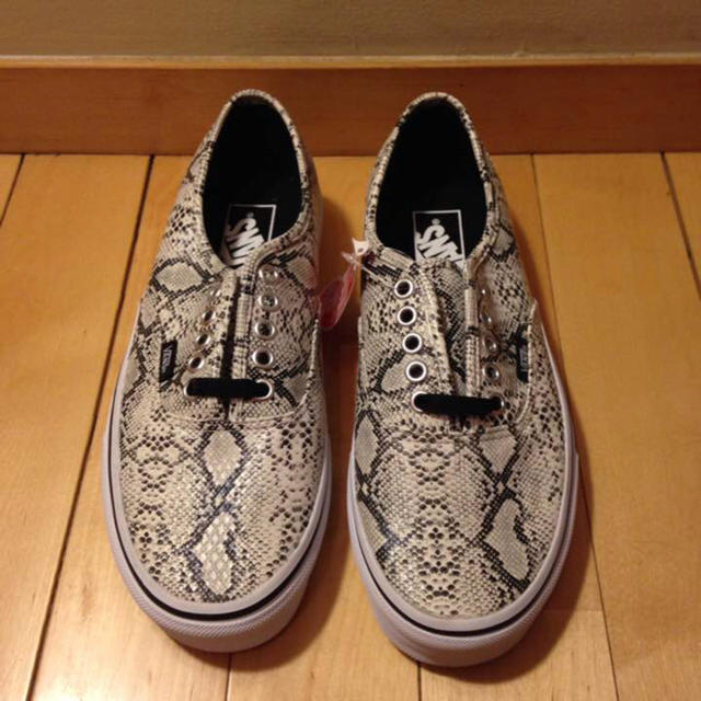 VANS(ヴァンズ)の新品、タグ付き‼︎ VANS AUTHENTIC スネーク柄 オーセンティック メンズの靴/シューズ(スニーカー)の商品写真