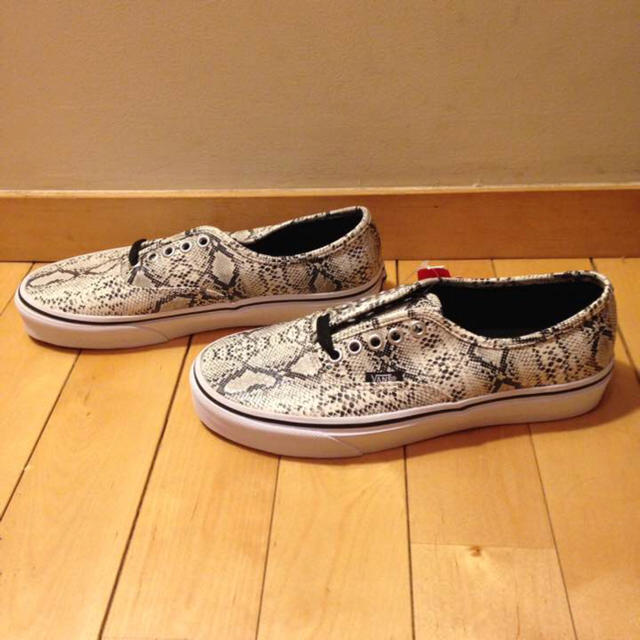 VANS(ヴァンズ)の新品、タグ付き‼︎ VANS AUTHENTIC スネーク柄 オーセンティック メンズの靴/シューズ(スニーカー)の商品写真