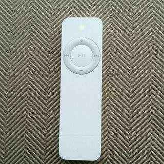 アップル(Apple)のiPod shuffle 1GB ホワイト 第1世代 M9725J/A(ポータブルプレーヤー)