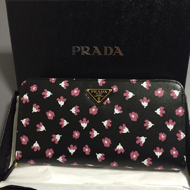 PRADA(プラダ)のプラダ 財布 ラウンドファスナー サフィアーノ 1M0506 レディースのファッション小物(財布)の商品写真