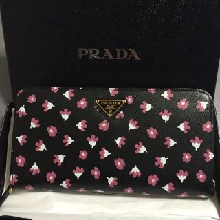 PRADA(花柄 ・ 財布)のフリマアイテム一覧 PRADA(花柄 ・ 財布)のフリマアイテム一覧