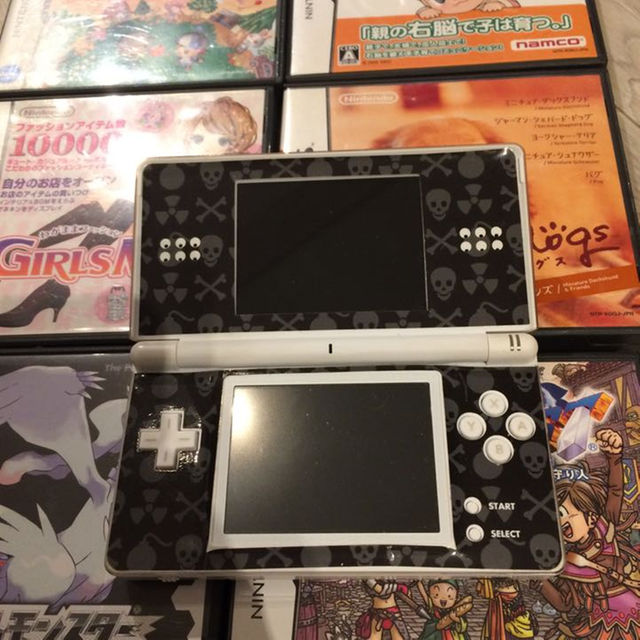 ニンテンドーDS(ニンテンドーDS)の［中古］DS＋DSソフト6個付き！ エンタメ/ホビーのゲームソフト/ゲーム機本体(携帯用ゲーム機本体)の商品写真