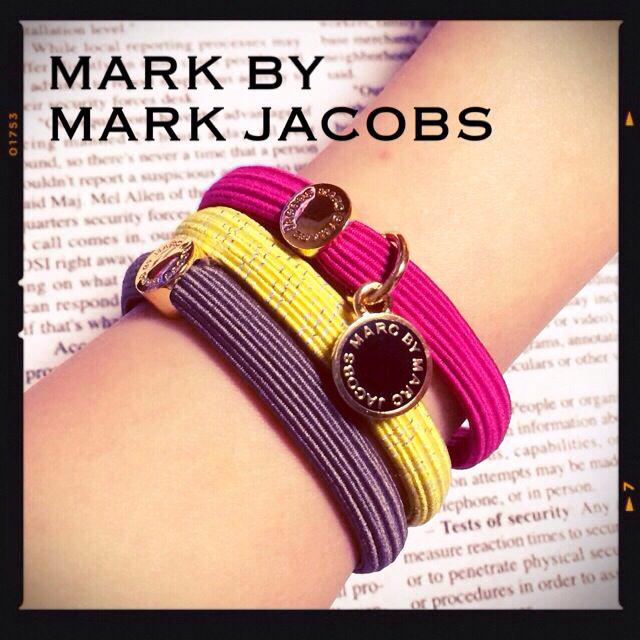 MARC BY MARC JACOBS(マークバイマークジェイコブス)のマークジェイコブス♡ヘアゴムブレスセット レディースのアクセサリー(ブレスレット/バングル)の商品写真