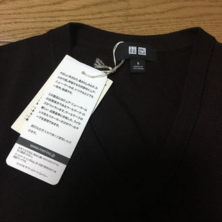 ユニクロ(UNIQLO)のユニクロ エクストラファインメリノ Vネックセーター 茶色(ニット/セーター)