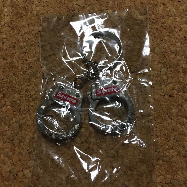 17aw 立ち上げ supreme handcuffs keychain