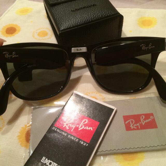 Ray-Ban(レイバン)の取置中Ray-Ban 折り畳みサングラス レディースのファッション小物(サングラス/メガネ)の商品写真