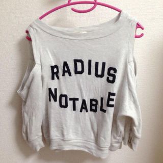 スナイデル(SNIDEL)のオープンショルダーロゴトップス(Tシャツ(半袖/袖なし))