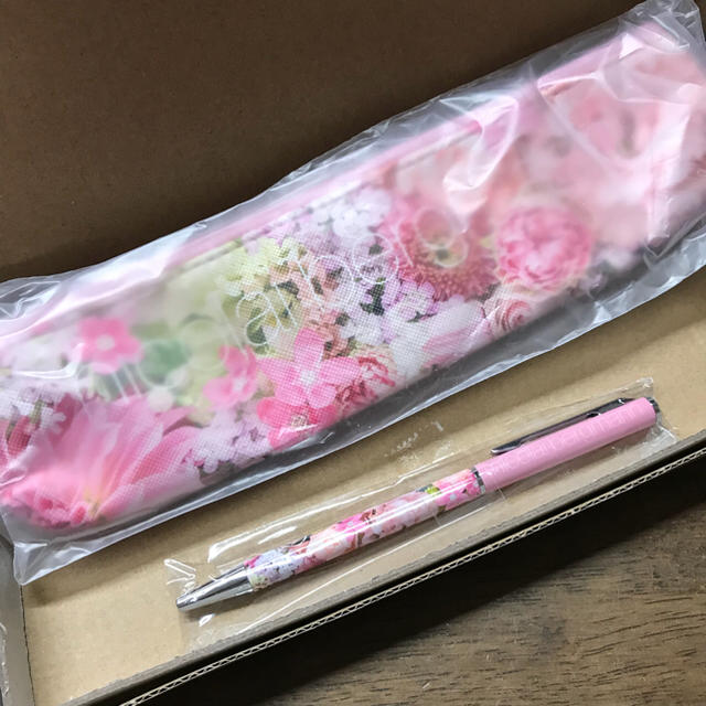 角川書店(カドカワショテン)の新品♡美人百花nicolai bergmannペンケース&ボールペン インテリア/住まい/日用品の文房具(ペンケース/筆箱)の商品写真