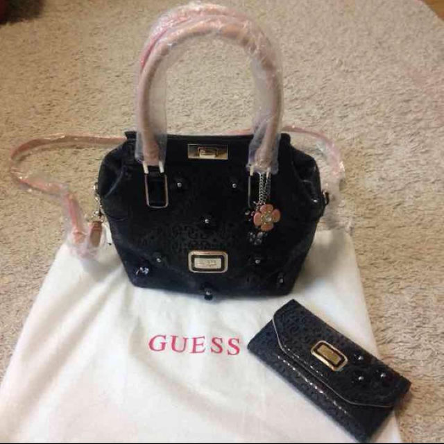 GUESS(ゲス)の新品GUESS バック&財布セット レディースのバッグ(ハンドバッグ)の商品写真