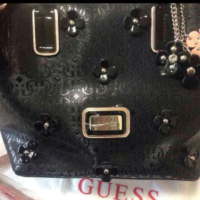 GUESS(ゲス)の新品GUESS バック&財布セット レディースのバッグ(ハンドバッグ)の商品写真