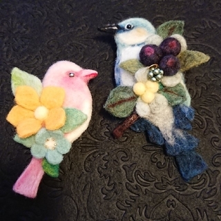 『はな様専用』ピンク鳥と花  青い鳥と木の実のブローチ(コサージュ/ブローチ)
