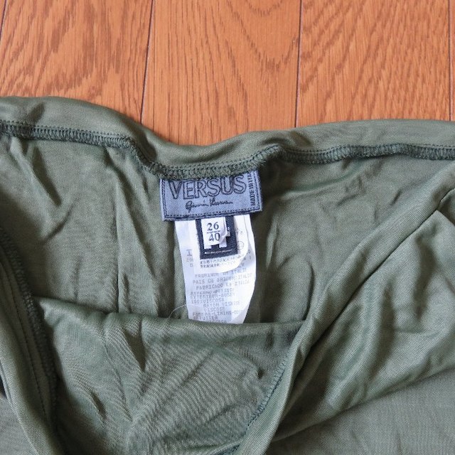 VERSACE(ヴェルサーチ)のVERSUS カーキ　　スカート　ポケット付き レディースのスカート(ひざ丈スカート)の商品写真