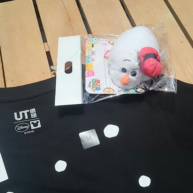 UNIQLO(ユニクロ)のユニクロ ツムツム グラフィック Tシャツ オラフ ぬいぐるみ付き Mサイズ レディースのトップス(その他)の商品写真