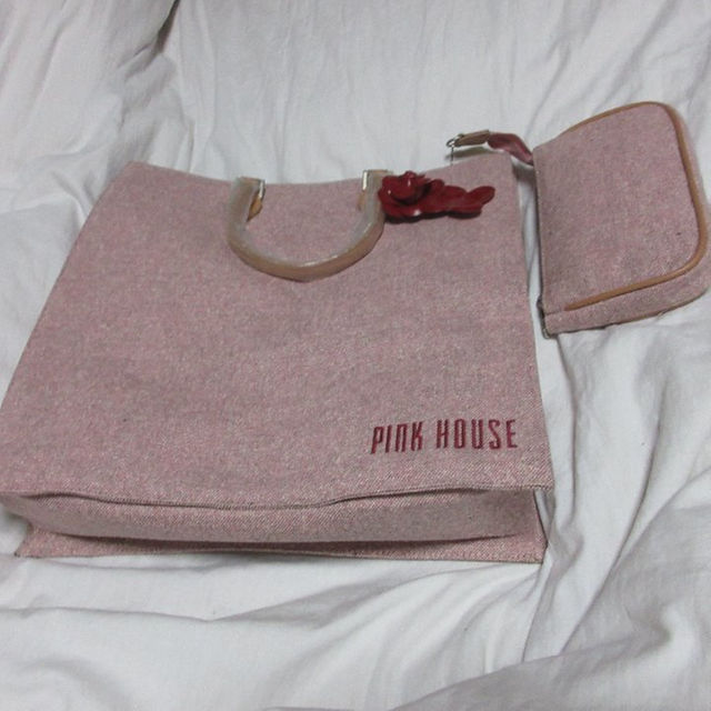 PINK HOUSE(ピンクハウス)のピンクハウス★大きめバッグ★薔薇モチーフバッチ付・ポーチ付★新品未使用☆値下げ レディースのバッグ(トートバッグ)の商品写真