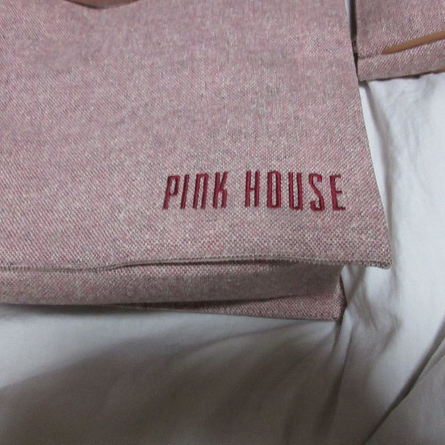 PINK HOUSE(ピンクハウス)のピンクハウス★大きめバッグ★薔薇モチーフバッチ付・ポーチ付★新品未使用☆値下げ レディースのバッグ(トートバッグ)の商品写真