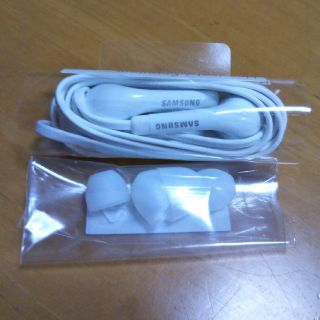 サムスン(SAMSUNG)のSAMSUNG　新品　イヤホン　(ヘッドフォン/イヤフォン)