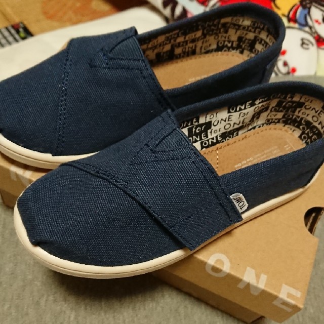 TOMS(トムズ)のTOMS 17.5cm キッズ/ベビー/マタニティのキッズ靴/シューズ(15cm~)(スニーカー)の商品写真