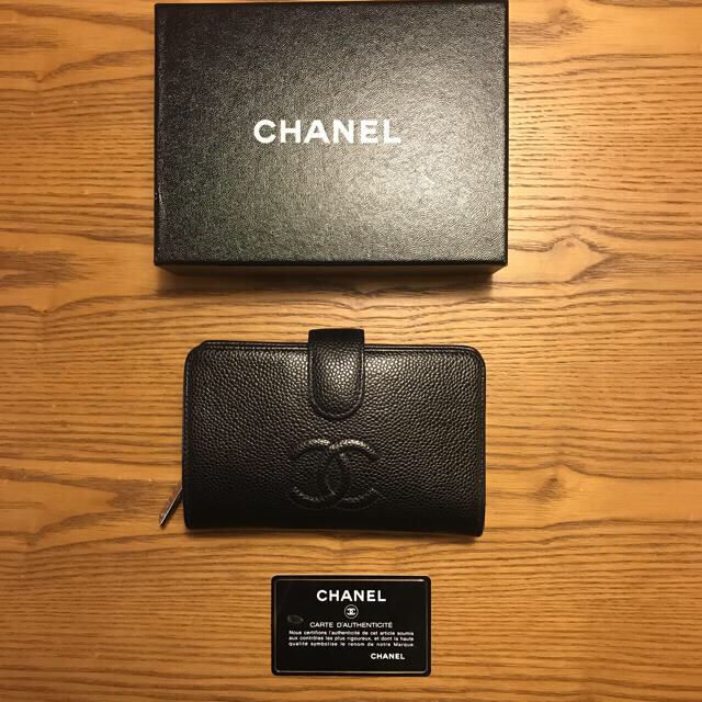 CHANEL(シャネル)のCHANEL 型押し二つ折り財布 レディースのファッション小物(財布)の商品写真