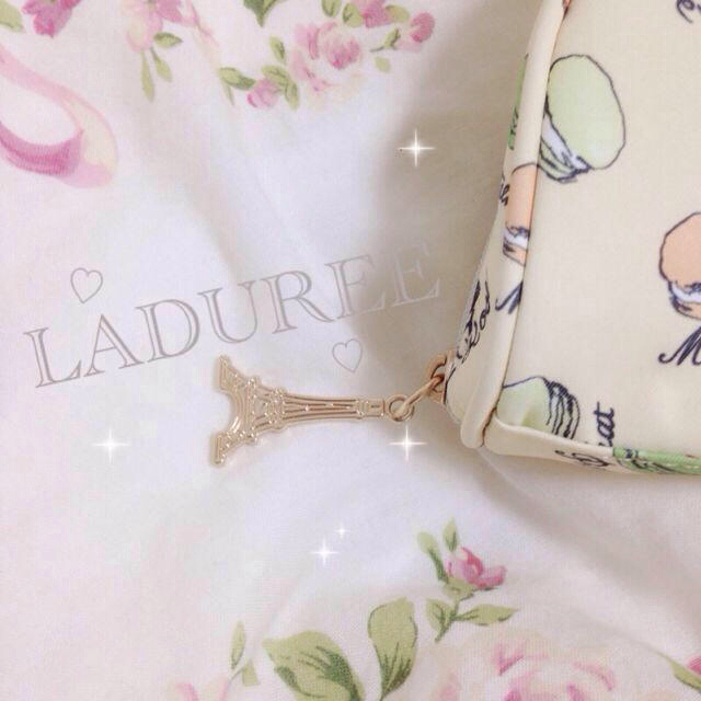 LADUREE(ラデュレ)のLADUREE マカロンポーチ コスメ/美容のベースメイク/化粧品(その他)の商品写真