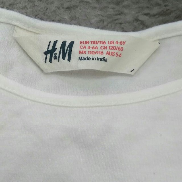 H&M(エイチアンドエム)の美品⭐100～110㎝⭐H&M⭐黒ネコ柄長袖Tシャツ キッズ/ベビー/マタニティのキッズ服女の子用(90cm~)(その他)の商品写真